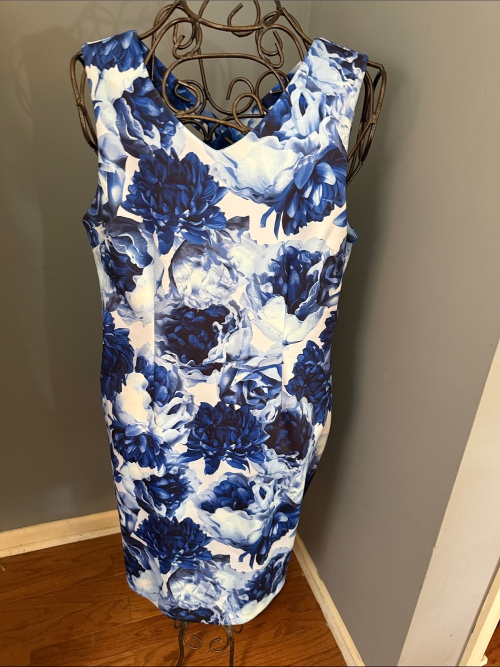 T Tahari Blue & White Floral V-Back Midi Sheath Dress